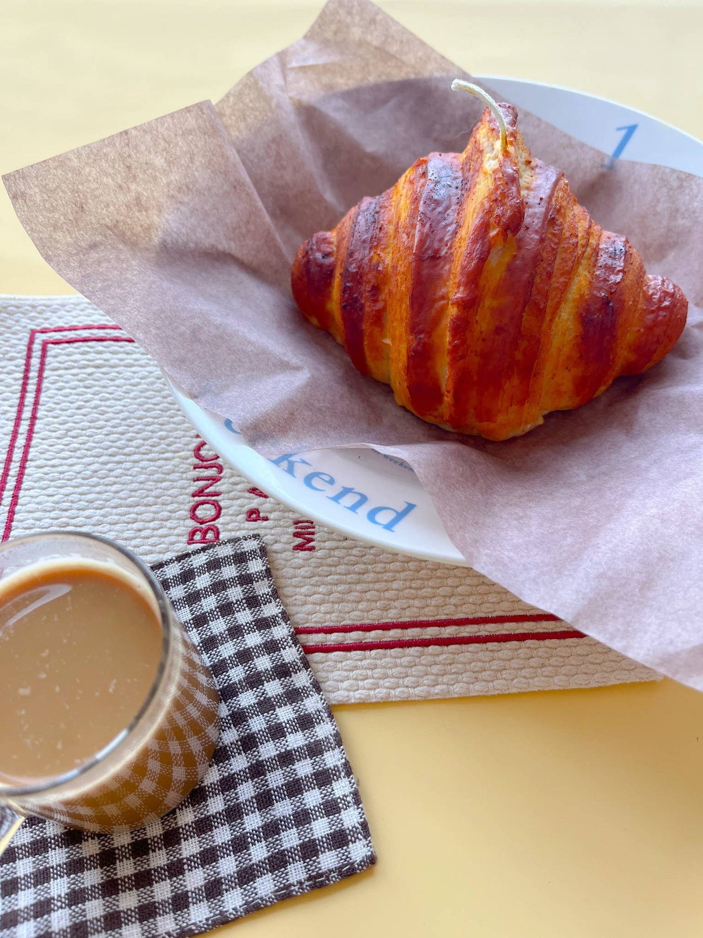 Le Grand Croissant Candle: No Scent