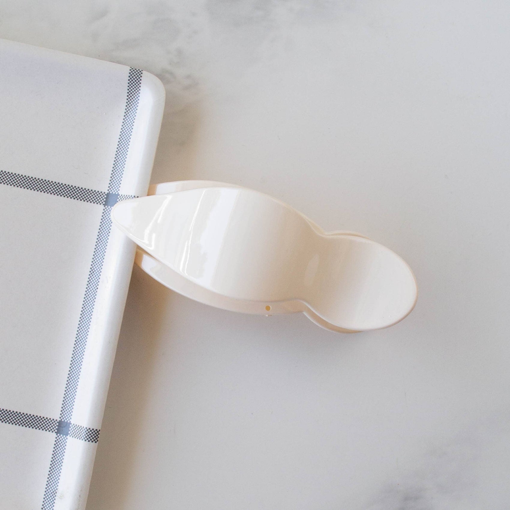 Glossy Bonnie Side Hair Claw Clip: Cream