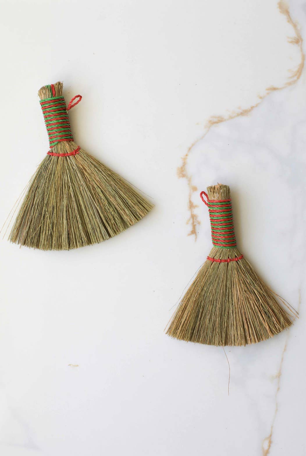 Mini Straw Broom: S - red