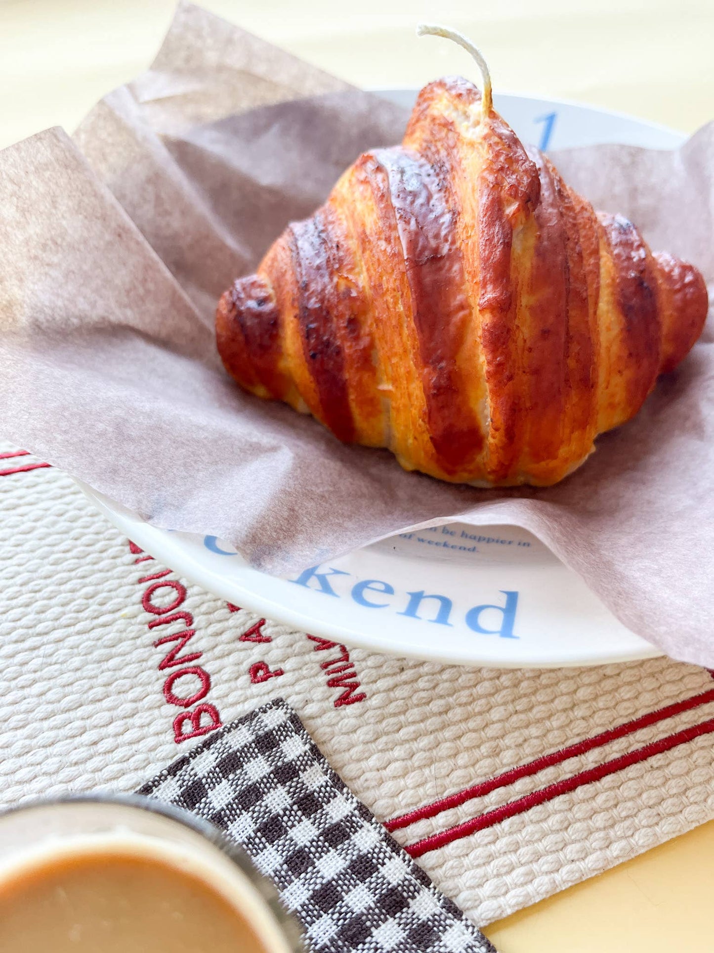 Le Grand Croissant Candle: No Scent