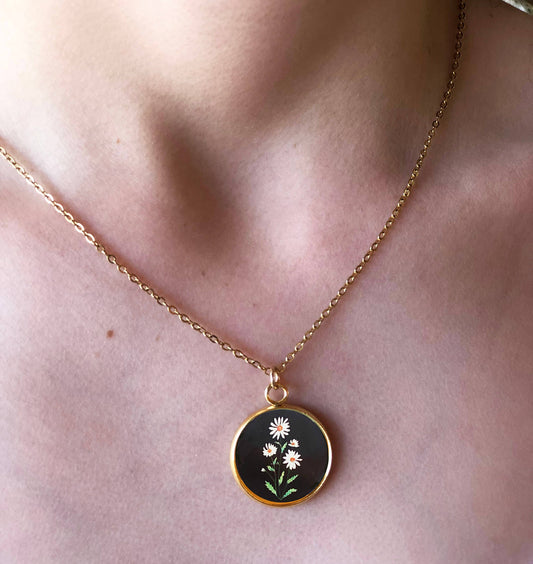 Birth Flower Necklace, April, Daisy: Pendant diameter 3/4