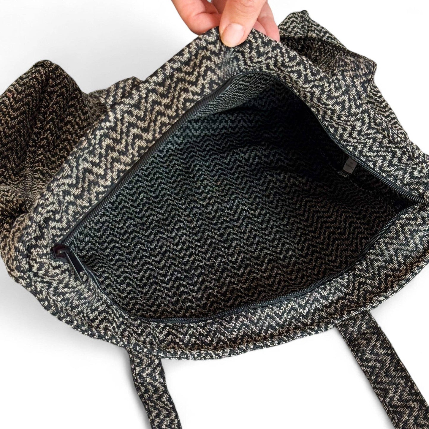 Zigzag Jacquard Zippered Tote Bag – Beige & Black (Dana)