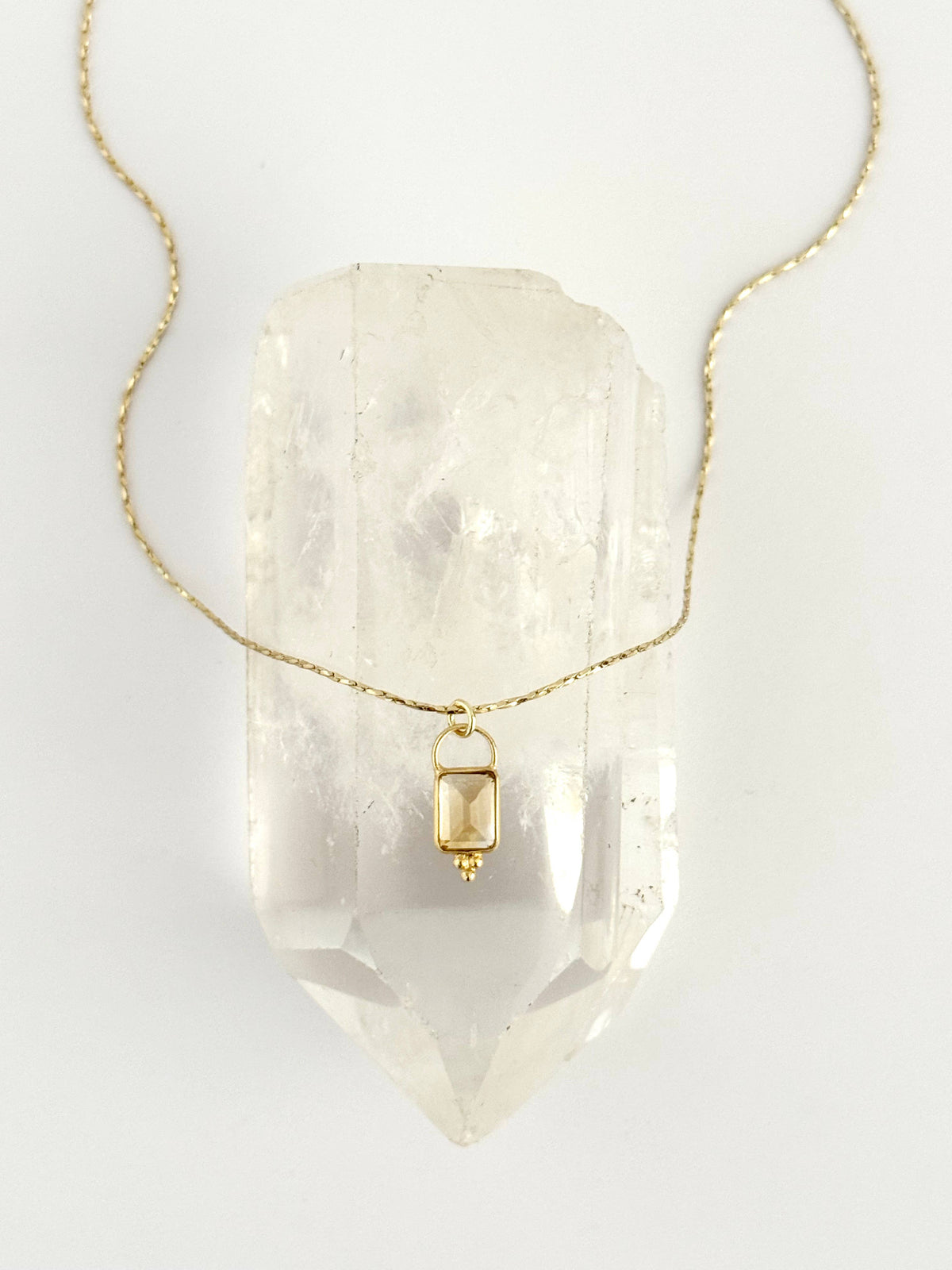 Une Pierre Précieuse Necklace : Moonstone