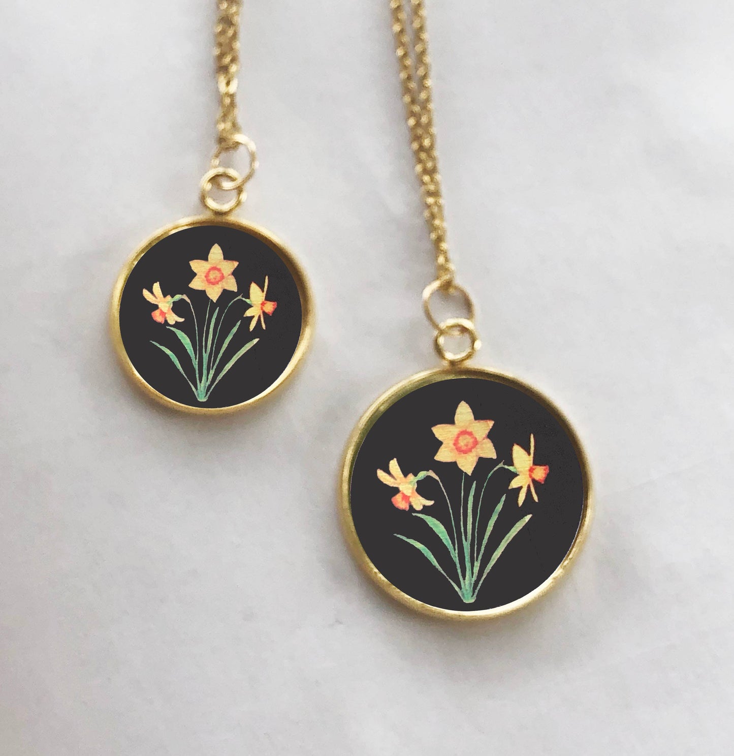 Birth Flower Necklace, March, Daffodil: Pendant diameter 3/4"