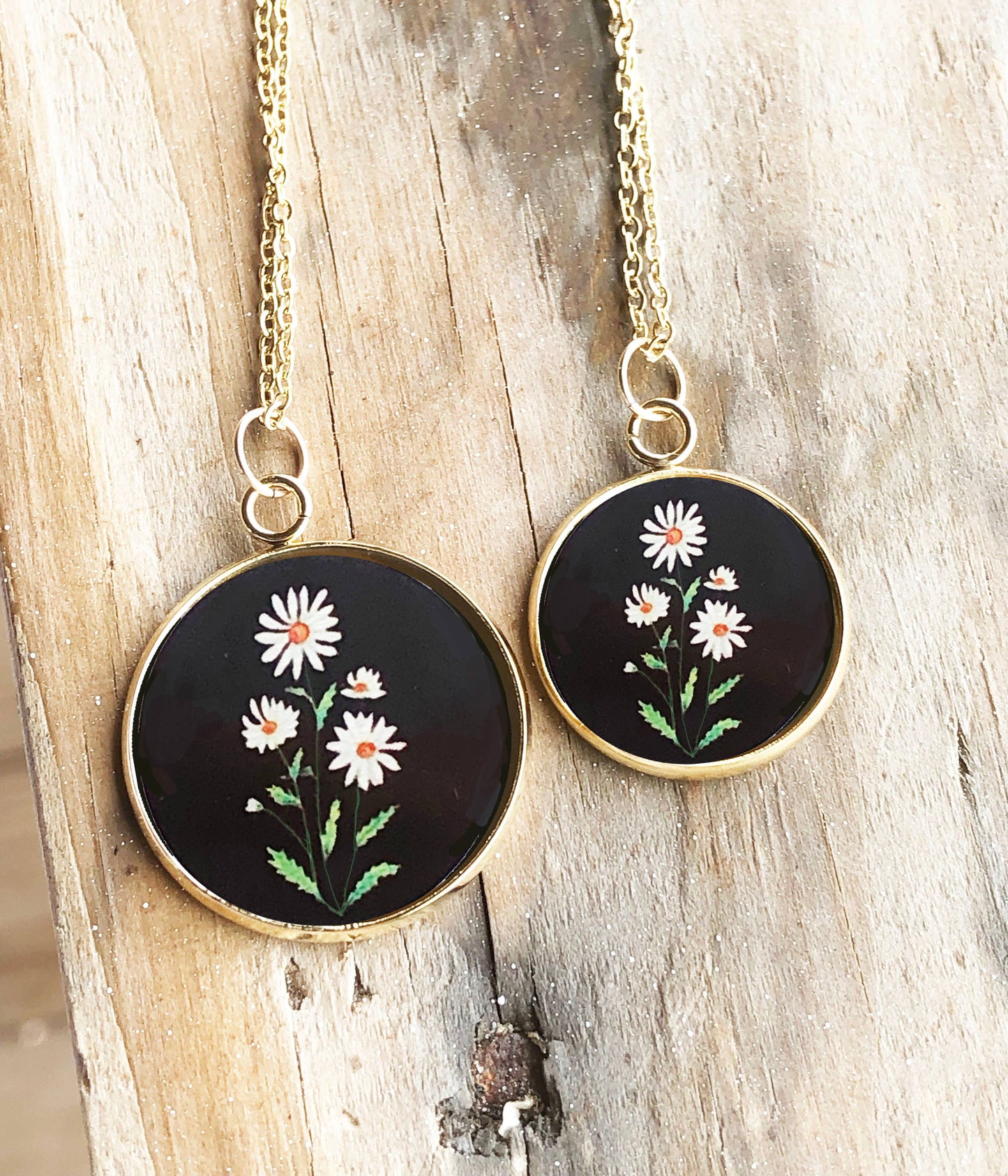 Birth Flower Necklace, April, Daisy: Pendant diameter 3/4"