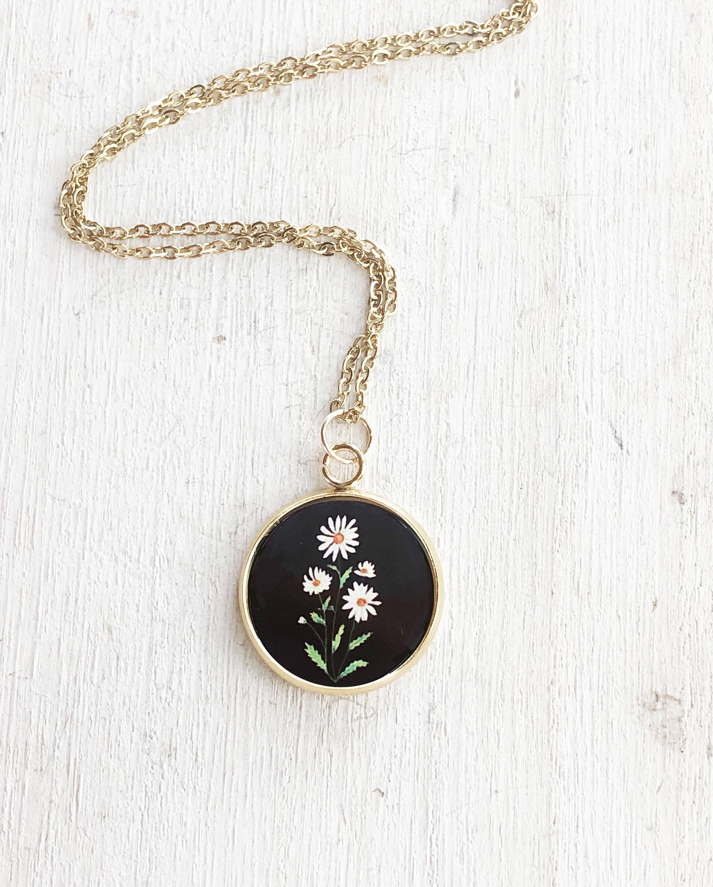 Birth Flower Necklace, April, Daisy: Pendant diameter 3/4"