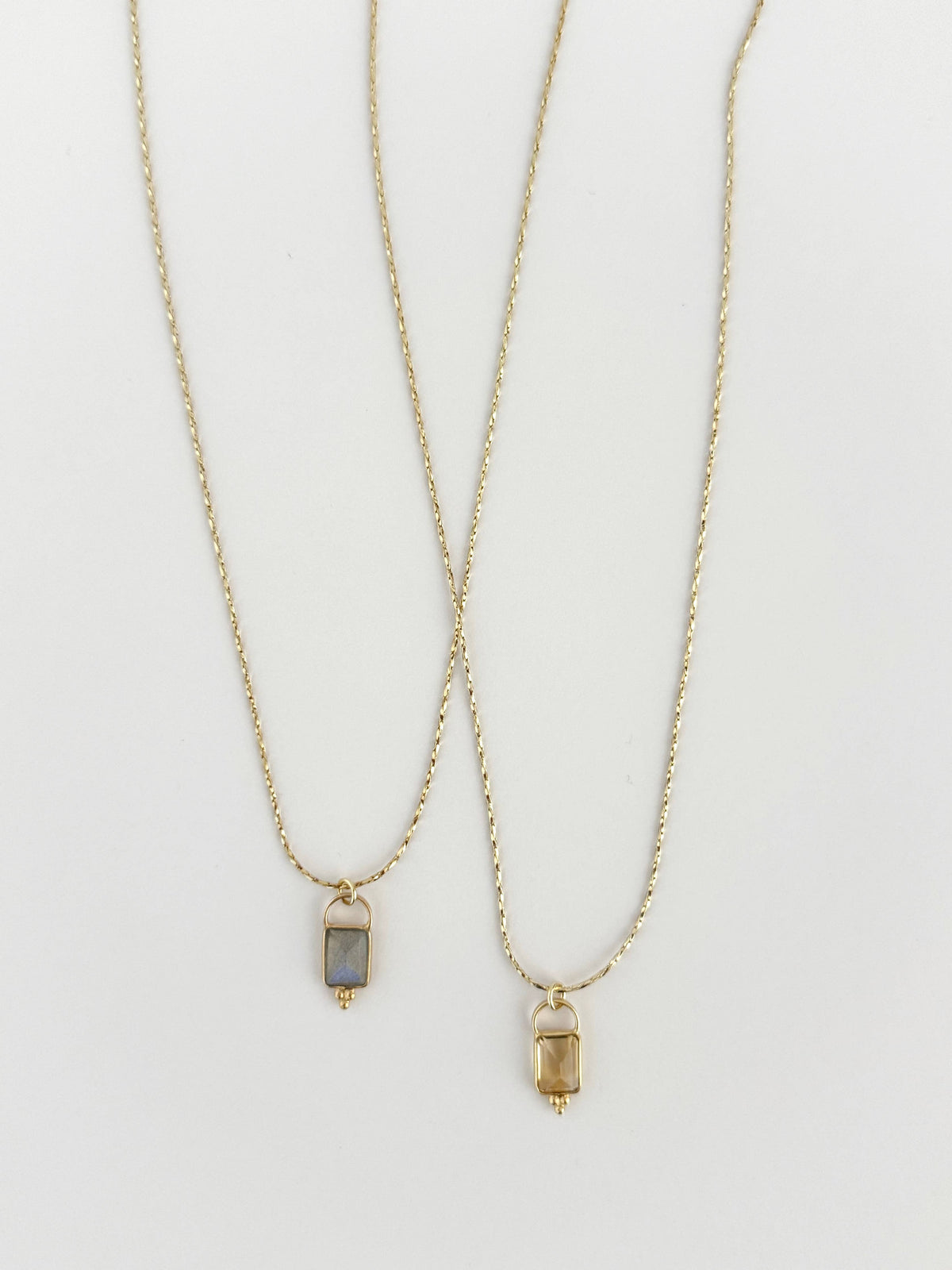 Une Pierre Précieuse Necklace : Moonstone